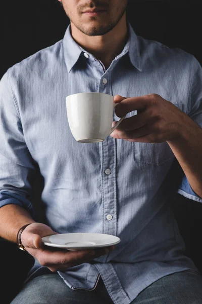Uomo che beve caffè — Foto stock