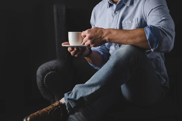 Uomo che beve caffè — Foto stock