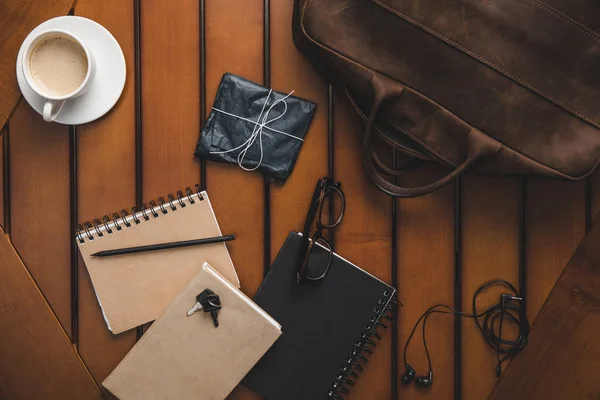 Fournitures et tasse de café — Photo de stock