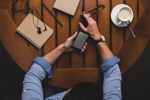 Homme utilisant un smartphone avec site skype — Photo de stock