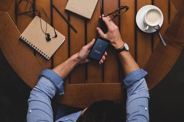 Hombre usando smartphone - foto de stock