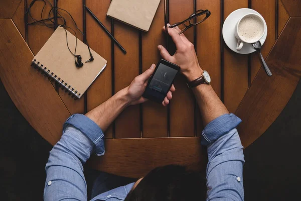 Mann benutzt Smartphone — Stockfoto