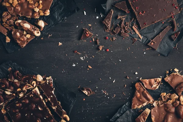 Chocolate con nueces y chocolate con pimienta - foto de stock