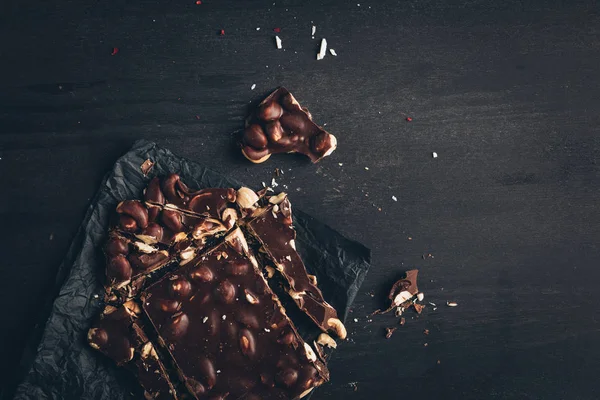 Cioccolato fondente con pezzi di noci — Foto stock