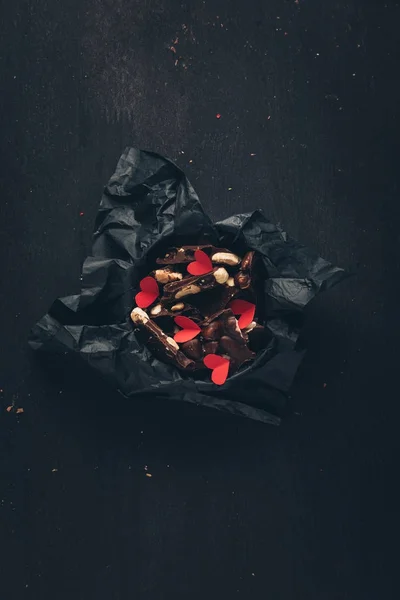 Corações de chocolate e papel vermelho — Fotografia de Stock