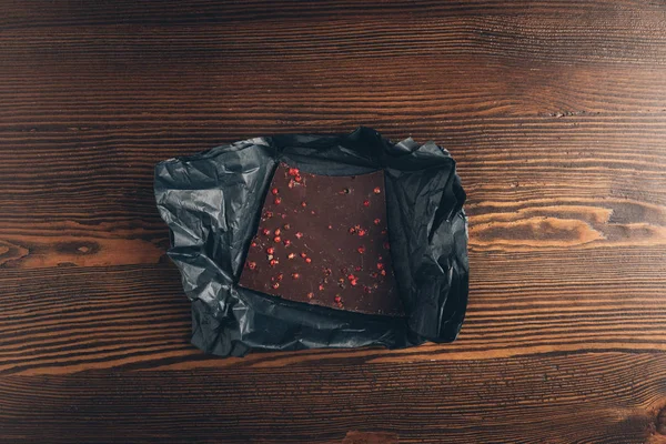 Metà barretta di cioccolato con pepe — Foto stock