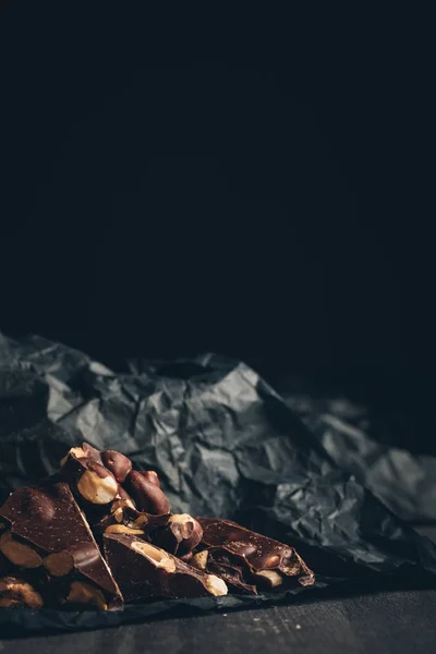 Шоколад на смятой бумаге — стоковое фото