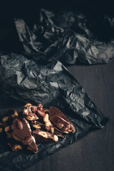 Pedaços de chocolate com nozes — Fotografia de Stock