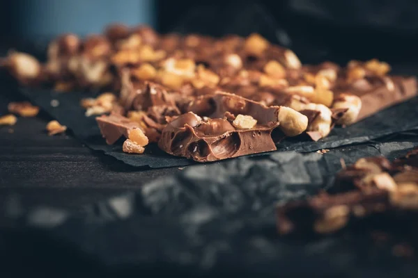 Chocolat au lait avec morceaux de noix — Photo de stock