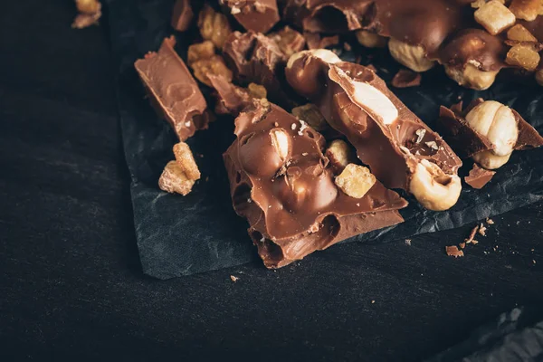 Chocolate de leite com pedaços de nozes — Fotografia de Stock