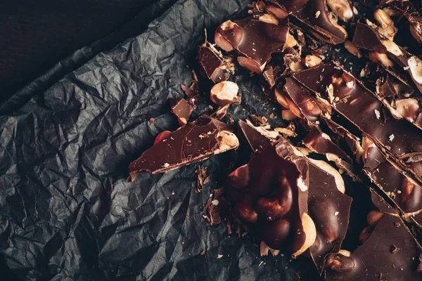 Cioccolato fondente su involucro grigio — Foto stock