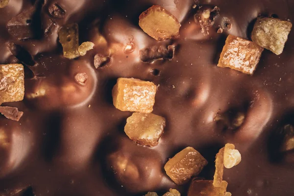 Trozos de turrón en chocolate con leche - foto de stock