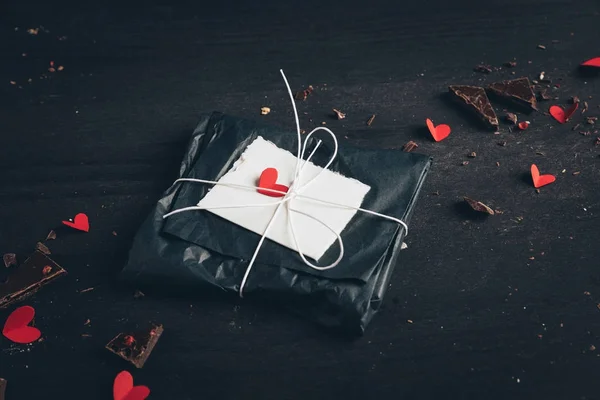 Verpacktes Geschenk zum Valentinstag — Stockfoto