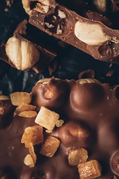 Молочний шоколад з шматочками горіхів — стокове фото