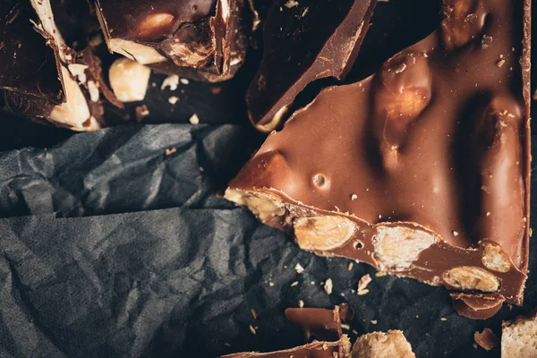 Chocolat au lait avec morceaux de noix — Photo de stock