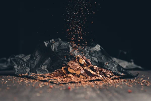 Pezzi cadenti di cioccolato triturato — Foto stock