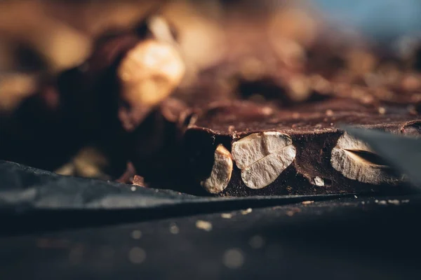 Nozes na barra de chocolate — Fotografia de Stock