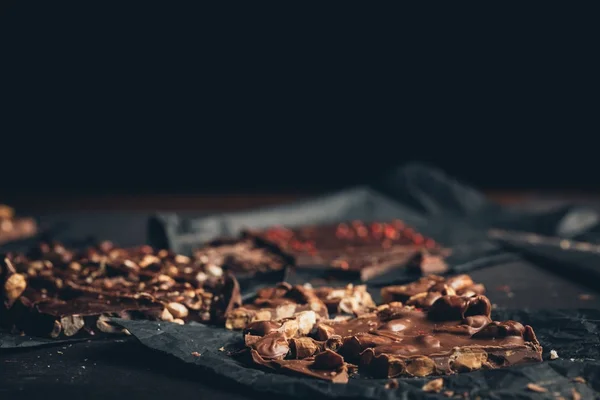 Chocolat au lait avec morceaux de noix — Photo de stock