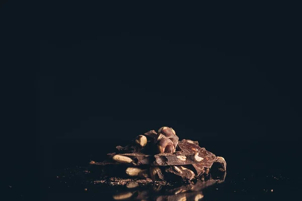 Pile de chocolat avec morceaux de noix — Photo de stock