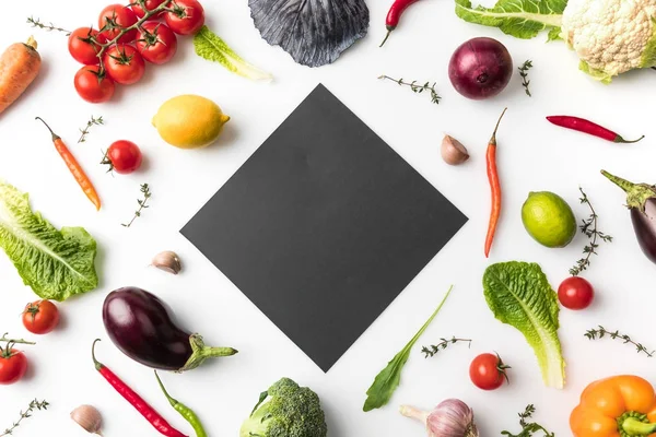 Pizarra negra entre verduras crudas - foto de stock