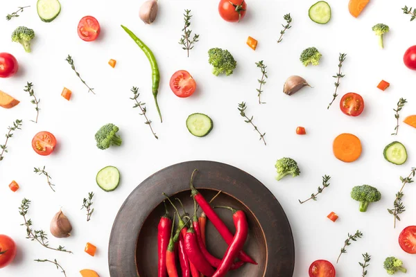 Peperoncino rosso su piatto nero — Foto stock