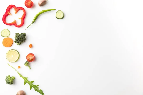 Нарезать овощи для салата — стоковое фото