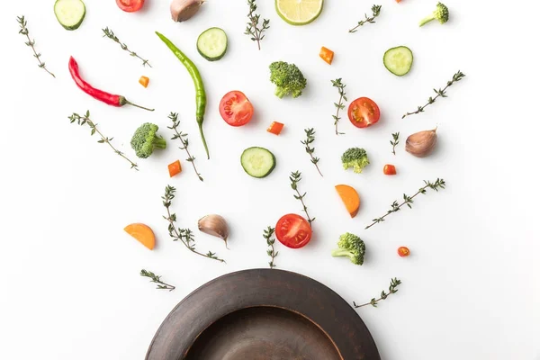 Plato negro y verduras cortadas - foto de stock