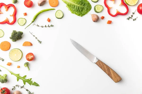 Cuchillo con verduras - foto de stock