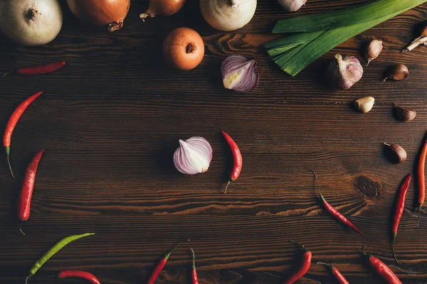 Zwiebeln mit Knoblauch und Chilischoten — Stockfoto