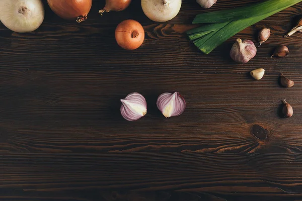 Zwiebeln und Knoblauch — Stockfoto