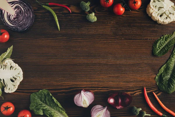 Legumes na mesa marrom — Fotografia de Stock