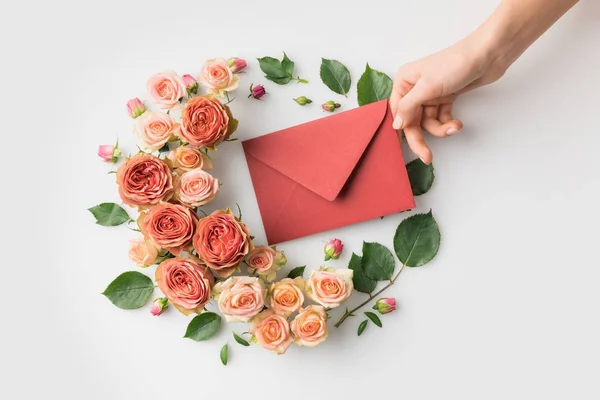 Enveloppe entourée de fleurs — Photo de stock