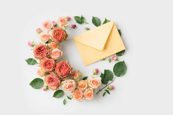 Envelope surrounded by flowers — Stock Photo