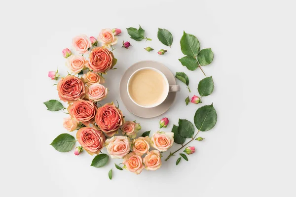 Corona de flores con taza de café - foto de stock