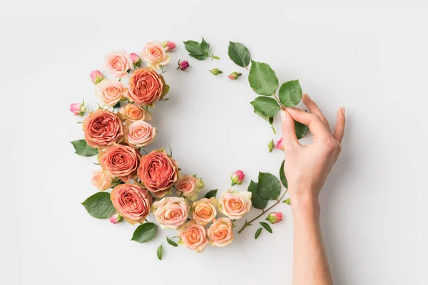 Hand mit Blumenkranz — Stockfoto