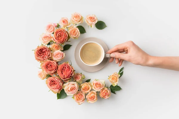 Corona di fiori con tazza di caffè — Foto stock