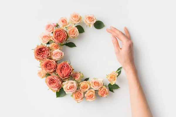 Mano con corona de flores - foto de stock