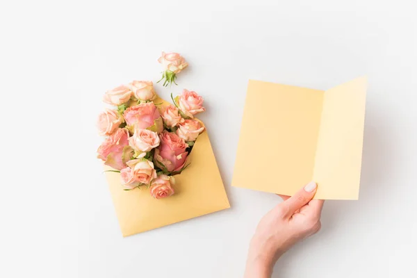 Hand neben Blumen im Umschlag — Stockfoto