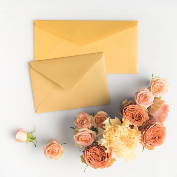 Rosas y sobres rosas - foto de stock