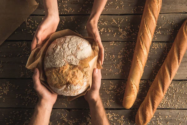 Vollkornbrot in Händen — Stockfoto