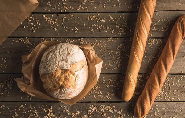 Baguettes y pan integral - foto de stock