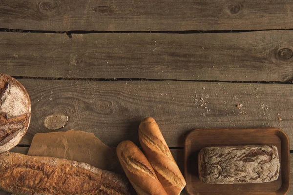 Vielfalt an frischem, hausgemachtem Brot — Stockfoto