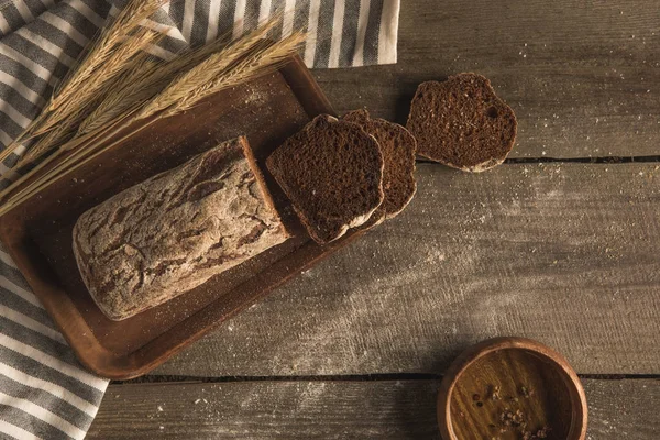 Pão caseiro e espiguetas — Fotografia de Stock