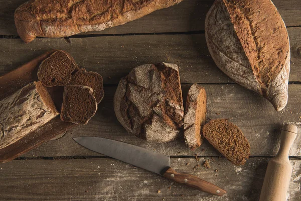 Хліб і ножем — стокове фото