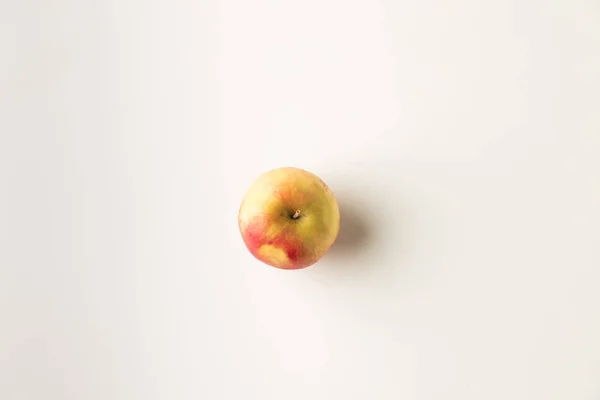 Верхний вид свежего спелого яблока на белом — стоковое фото