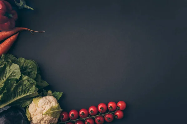 Vista superior de verduras orgánicas en la mesa gris - foto de stock