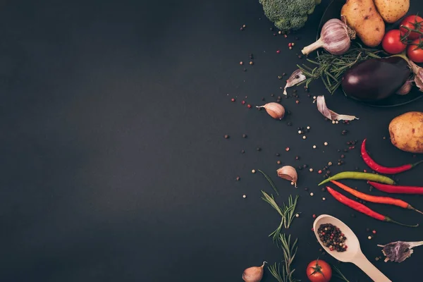 Blick von oben auf Gewürze und Gemüse auf grauer Oberfläche — Stockfoto