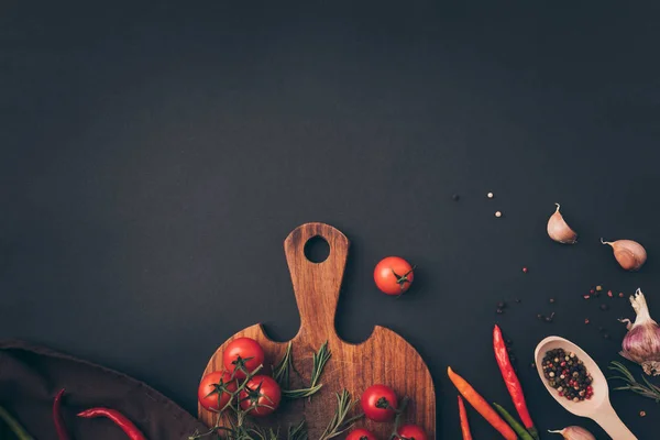 Vista superior de tomates cherry y hinojo con ajo sobre mesa gris - foto de stock