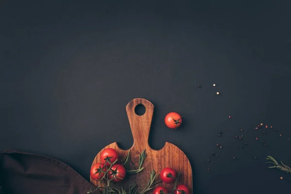 Vista superior de tomates cereja e funcho na mesa cinza — Fotografia de Stock