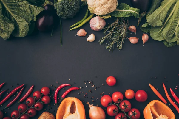 Ansicht von farbigem reifem Gemüse auf grauer Tischplatte — Stockfoto